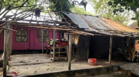 নড়াইলে টাকা না পেয়ে বসতঘরের টিন খুলে নিলেন পাওনাদার