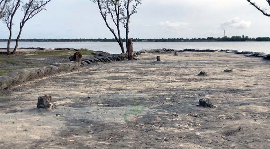খোলপেটুয়ার তীরে ঠিকাদারের বালু, শেষ হয়ে যাচ্ছে কুনের বাগান