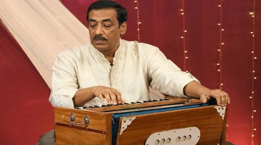 ‘চব্বিশের পরে অনেকেই হারমোনিয়াম ফেরত দিয়া গেছে’