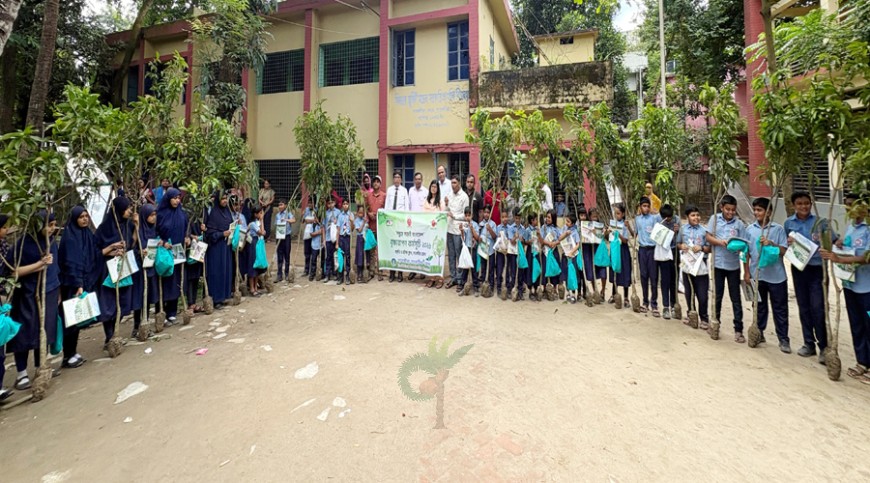 সাতক্ষীরা সাংবাদিক কেন্দ্রের উদ্যোগে গাছের চারা ও শিক্ষা উপকরণ প্রদান