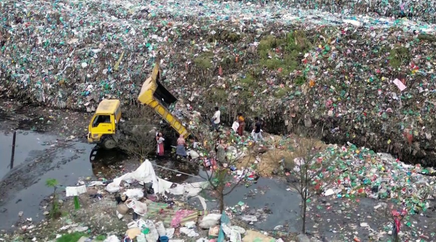 স্বপ্ন থেকে দুর্গন্ধময় বাস্তবতা