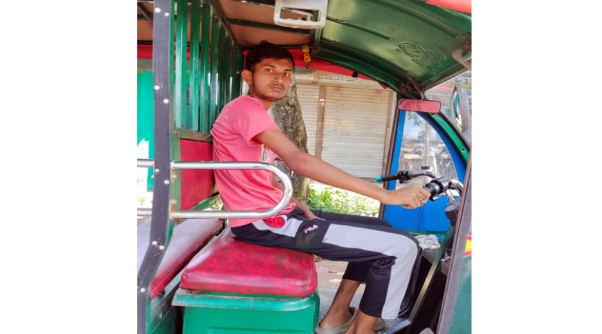 জীবিকার একমাত্র অবলম্বন হারিয়ে বিপাকে কলেজছাত্র
