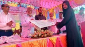 অভয়নগরে কিশোরীদের মধ্যে চেক ও উপকরণ বিতরণ