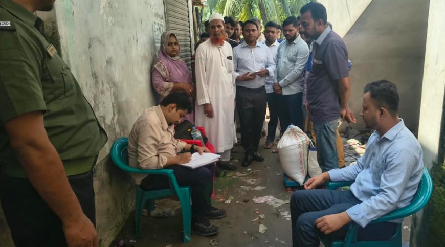 মাপে চাল কম দেওয়ায় পাইকগাছায় দুই ডিলারকে জরিমানা