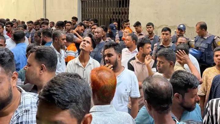 জাসদ কার্যালয়ে গোপন বৈঠক থেকে আ.লীগের শতাধিক নেতাকর্মী আটক