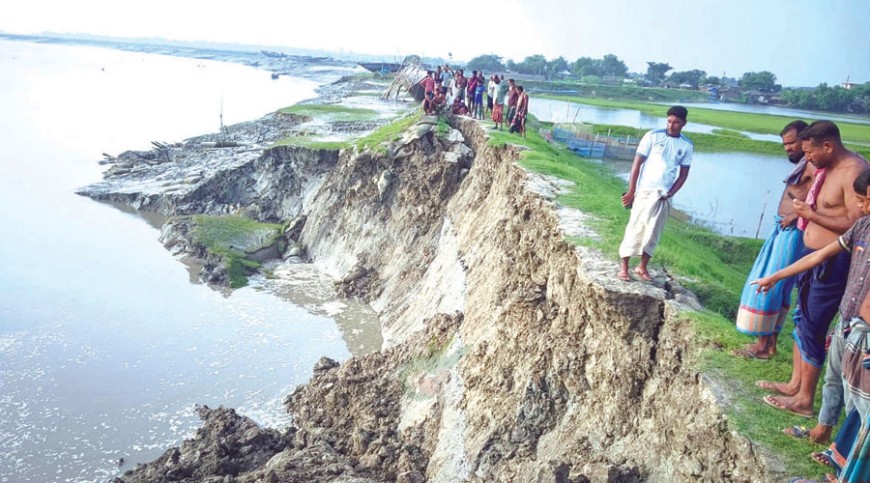 আশাশুনিতে বেড়িবাঁধে ভয়াবহ ভাঙন